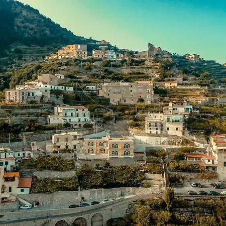 Admiring Amalfi * Scala