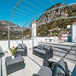 Admiring Amalfi سكالا