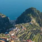 Admiring Amalfi سكالا