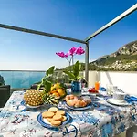 Admiring Amalfi *