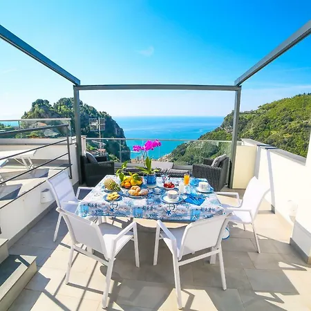 Admiring Amalfi * Scala